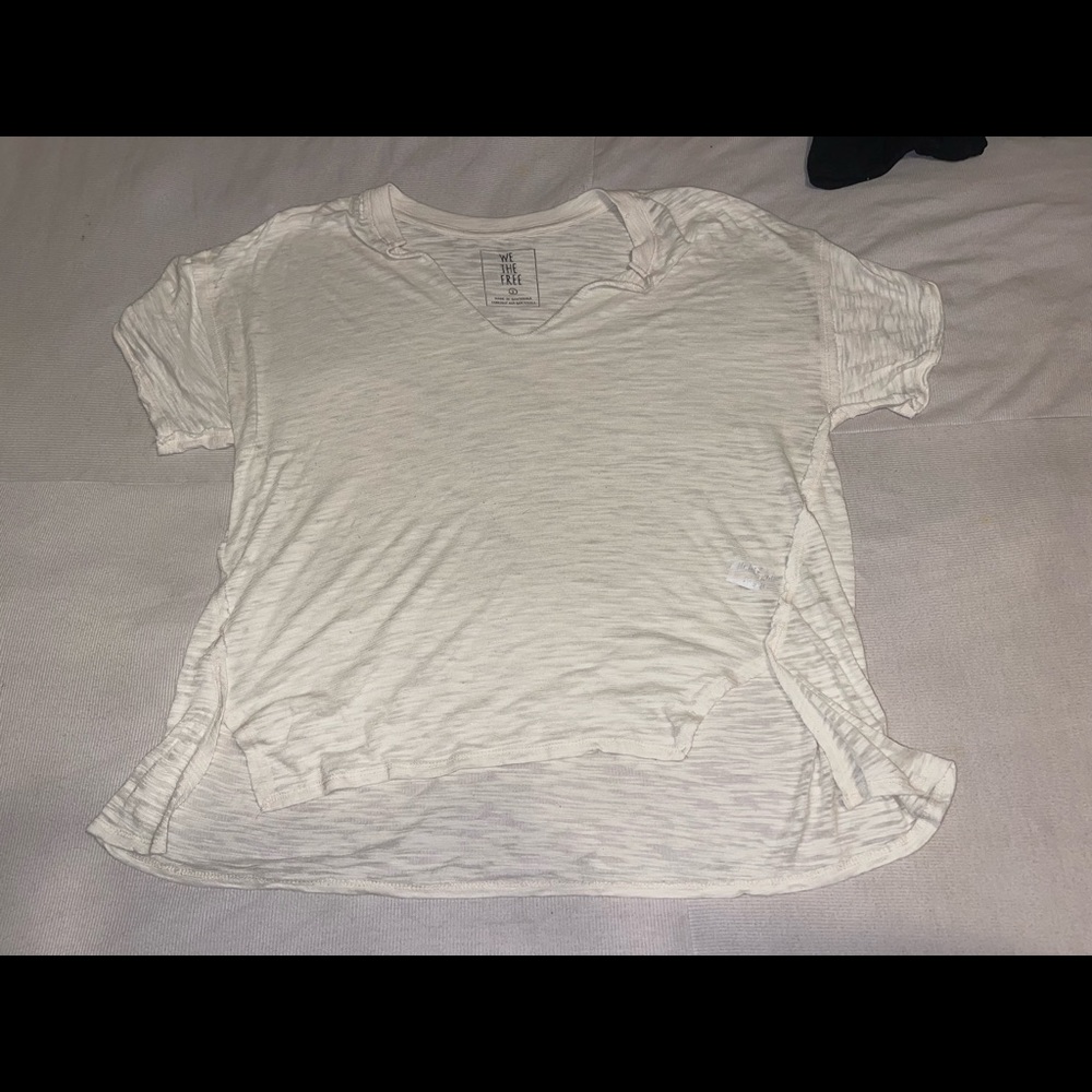Off white/ivory. FREE PEOPLE top. SIZE: SM